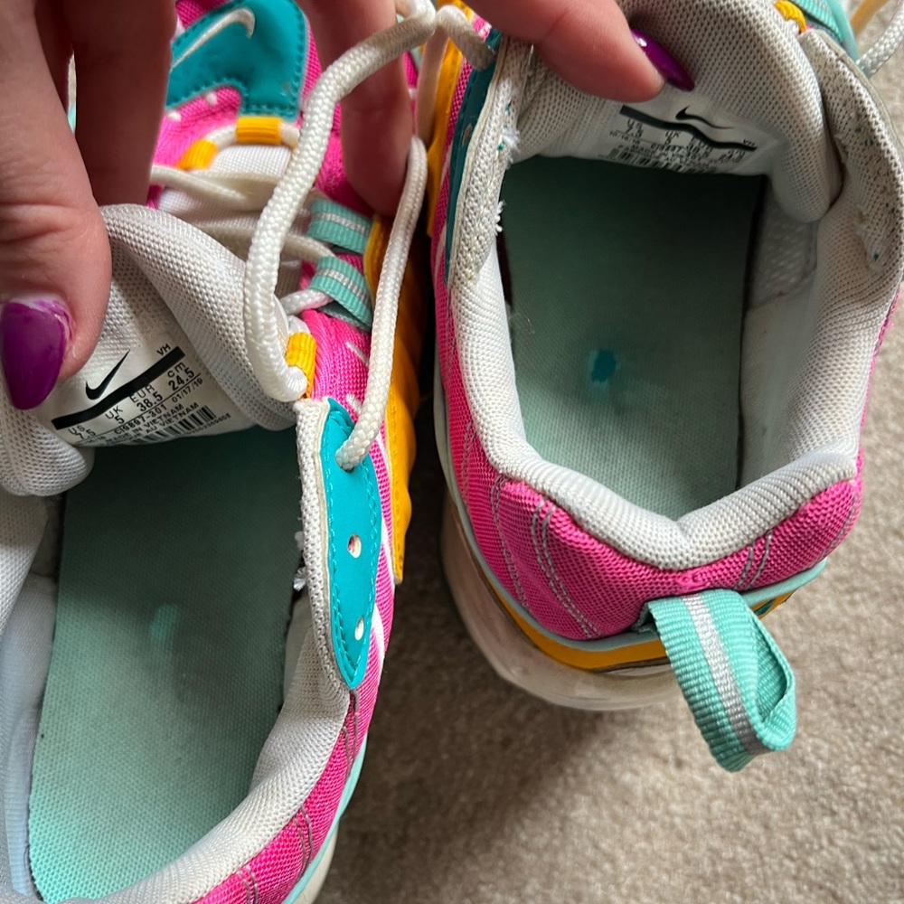 Nike Pink and Yellow Women’s Sneakers - Picture 9 of 9